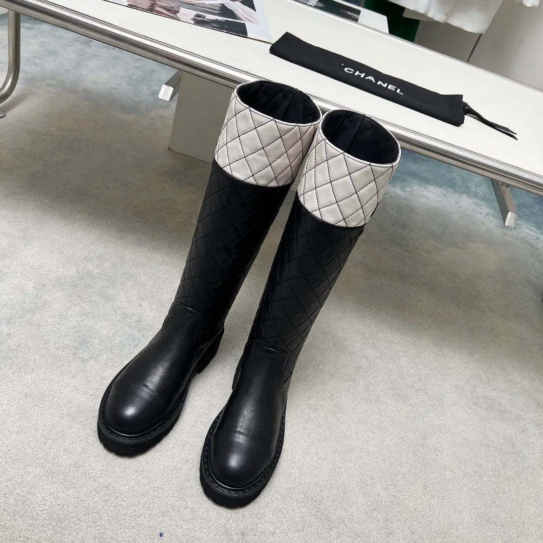 👟👟Ex-factory price 940👟👟 High version of Chanel CHANEL, 🌞🌞🌞Xiaoxiang 2024b autumn and winter counter’s latest short boots, a must-have item for this autumn and winter! ! Ms. Chanel loves simple yet irresistible combinations to show her unique style. Mix and match freely to shine⚡Follow Grandma’s fashion steps! ! ! The top-notch craftsmanship and texture are perfectly presented. No matter any details, you can compare them with the counters. The best quality products can be entered and exited from the counters at will! ! ❶Fabric: Imported cowhide➕Patent leather➕Electric embroidered rhombus ❷Inner lining: Imported sheepskin➕cowhide ❸Foot pads: Imported cowhide lining ❹Outsole: Original molded sole ❺Heel height: 5cm ❻Boot shaft height: 14.5 inches ❼Number: 35-40 (40 and 41 are customized and non-refundable)